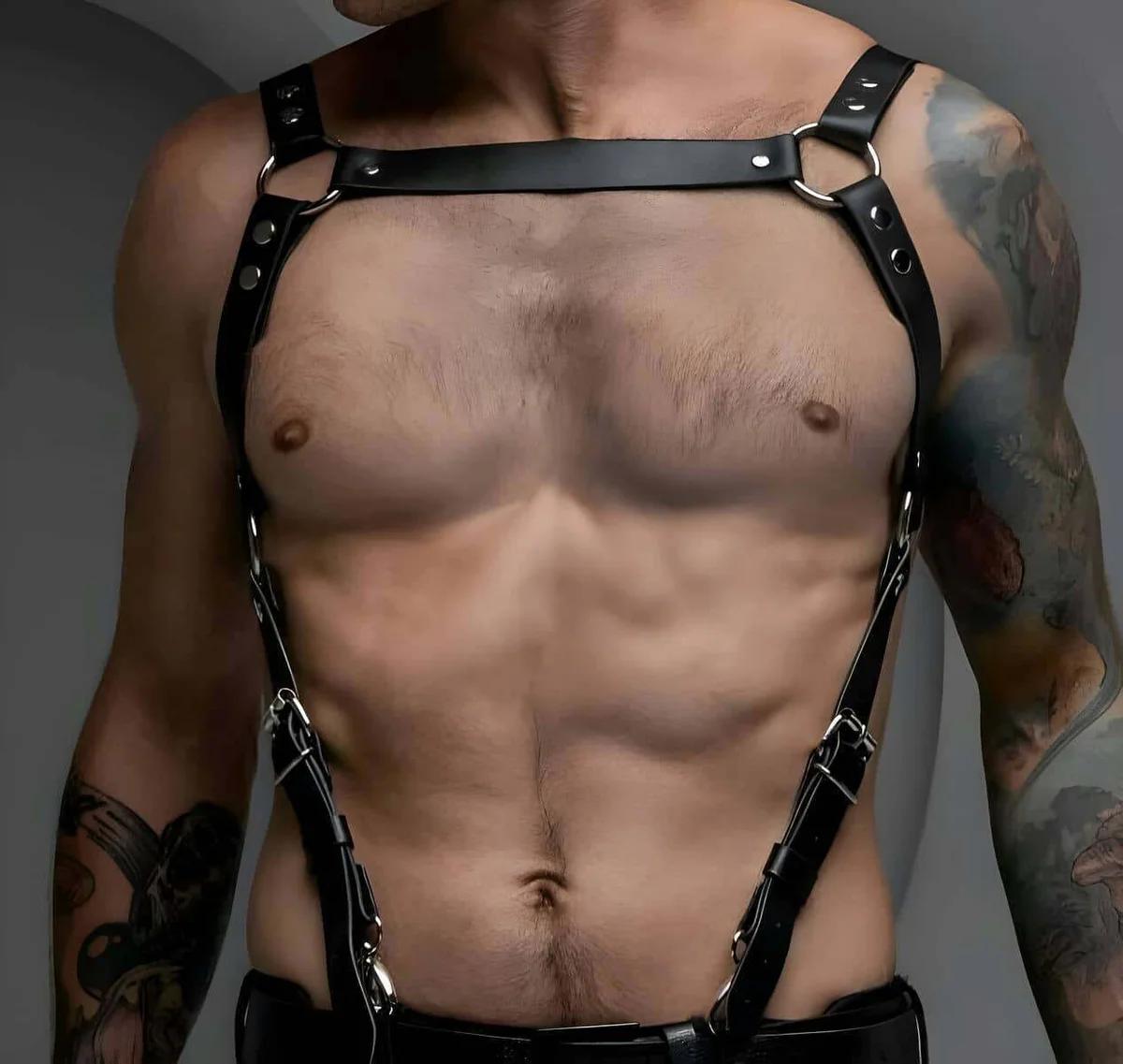 Erkek göğüs harness gümüş nikel O-ring bağlantı noktası detay görünümü