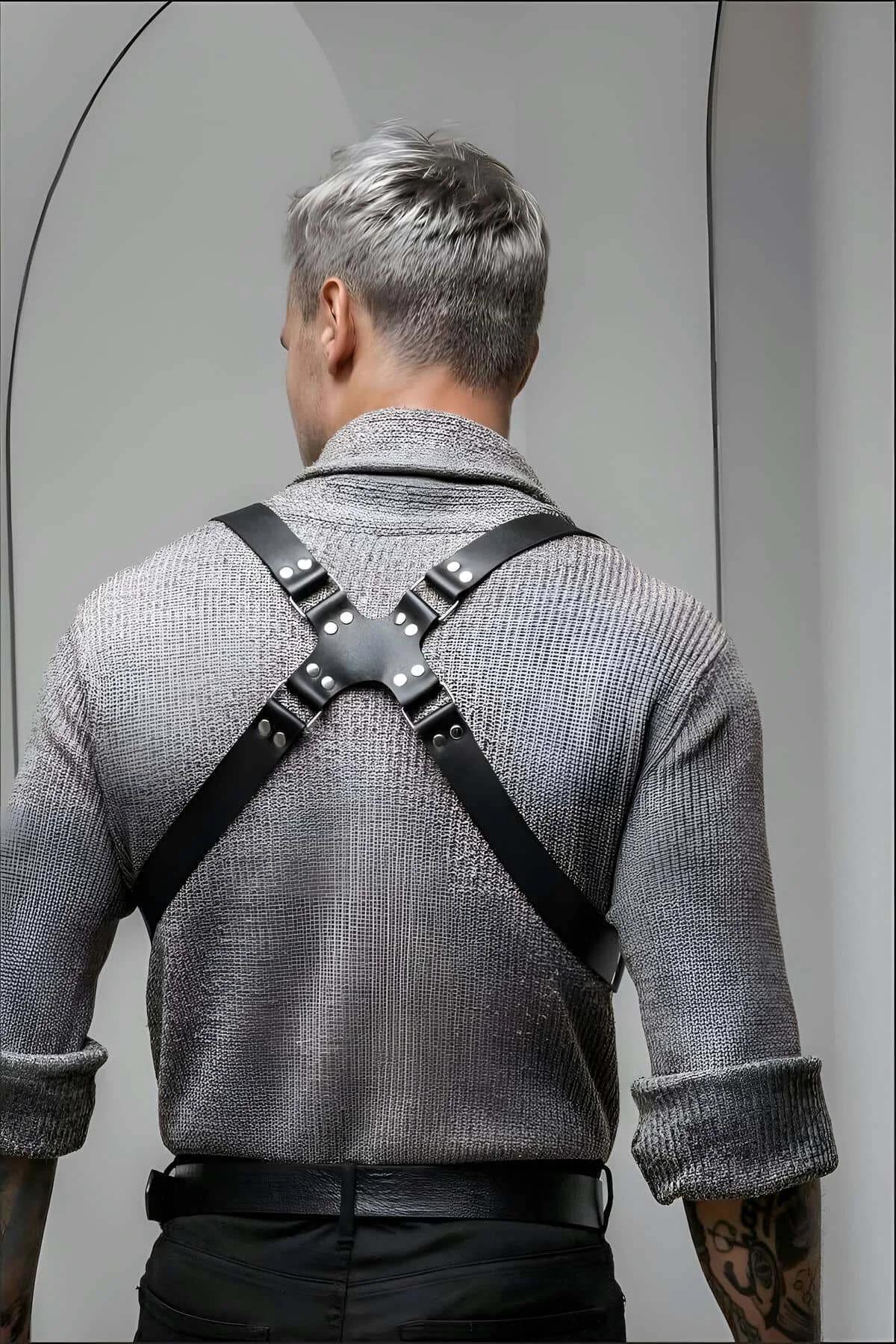 Siyah PU deri erkek harness kemer sırt ortasında birleşen merkezi halka detayı