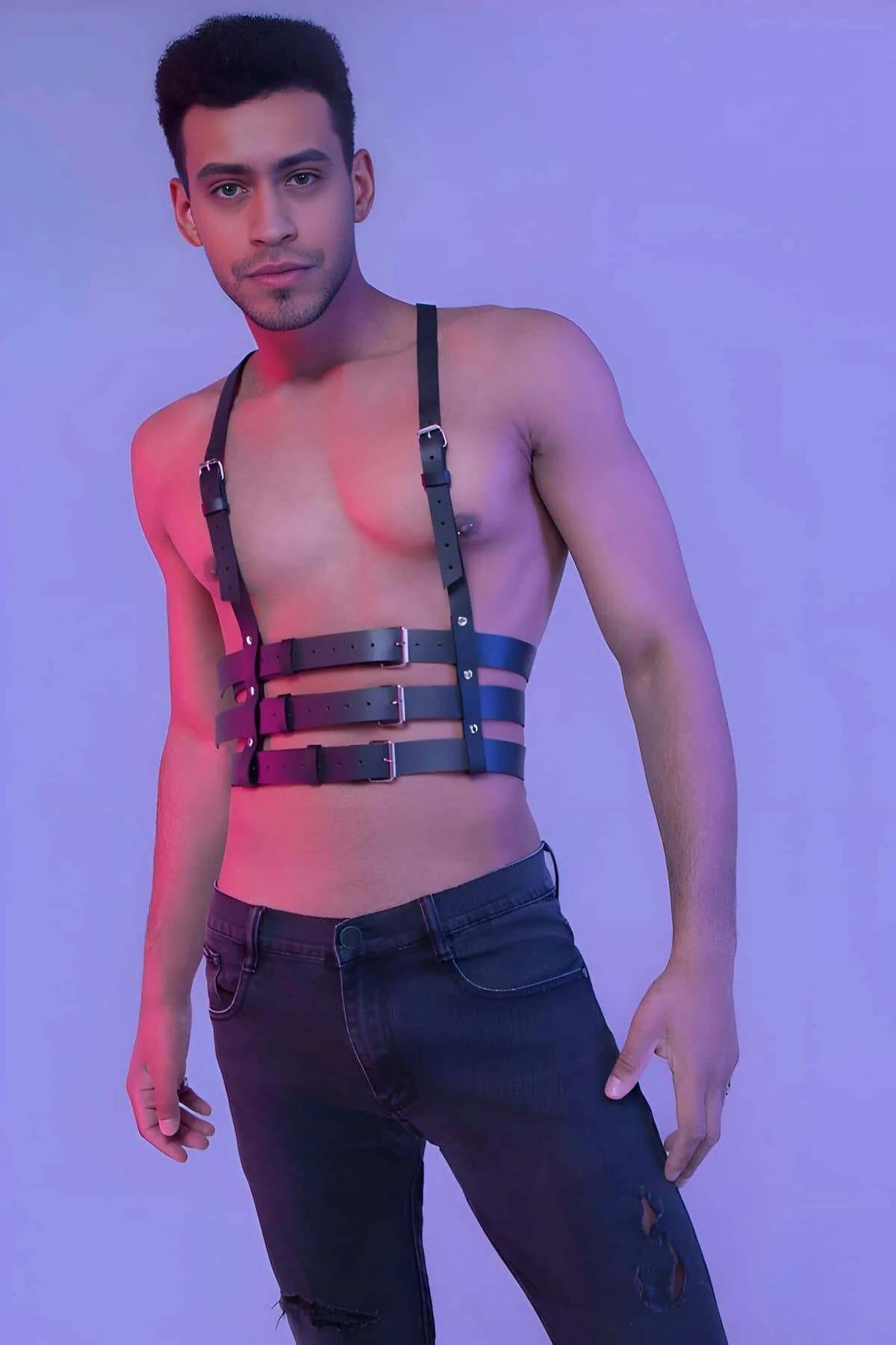 siyah harness erkek kostüm ön görünüm gümüş toka detayı clubwear