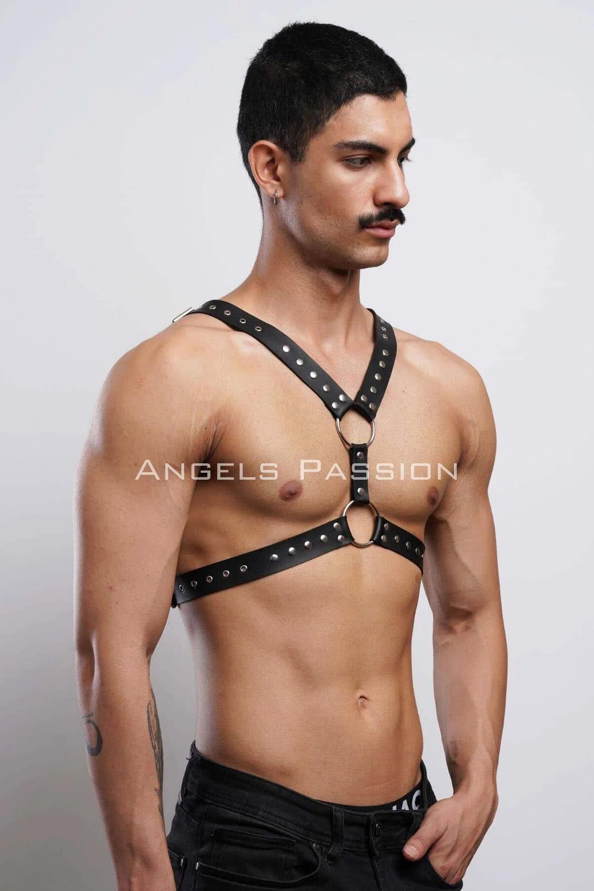 siyah erkek festival harness siyah pantolon ile tam vücut kombin görünümü