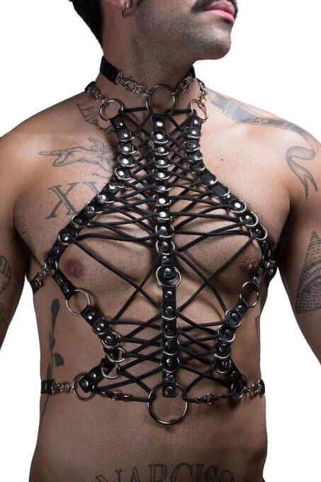 siyah PU deri erkek harness ön yüz metal perçin ve O-halka detayı yakın çekim