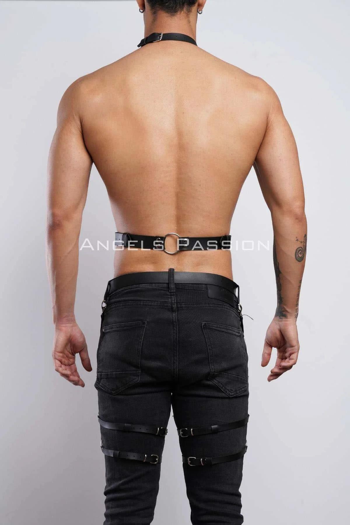 Siyah skinny jean üzerinde erkek bacak harness ve göğüs harness kombin görünümü