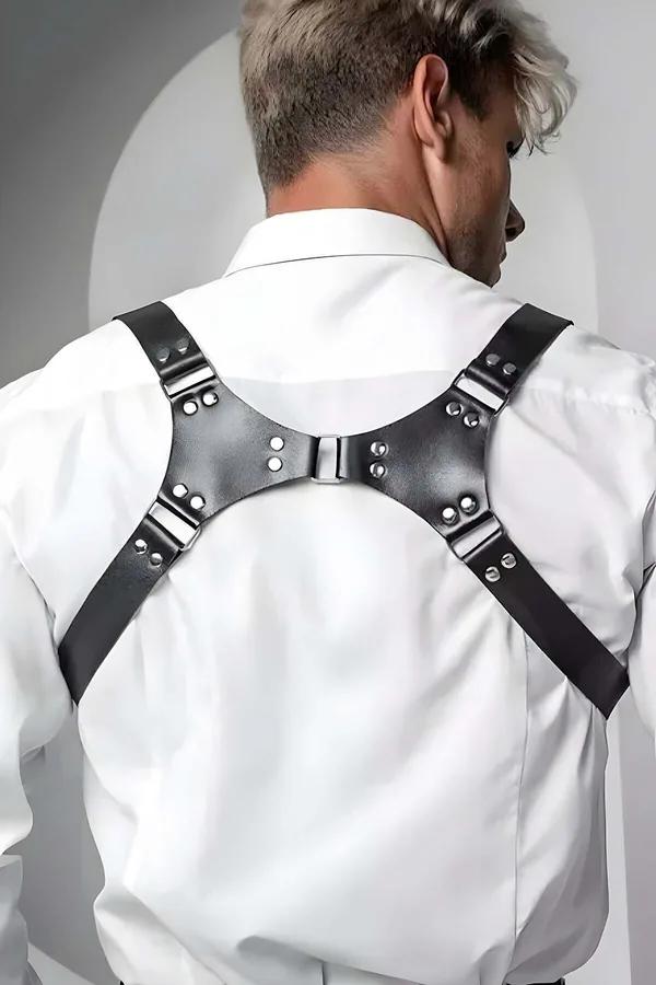 erkek harness kemer siyah vegan deri beyaz gömlek üstü gümüş toka X sırt kayış görünümü
