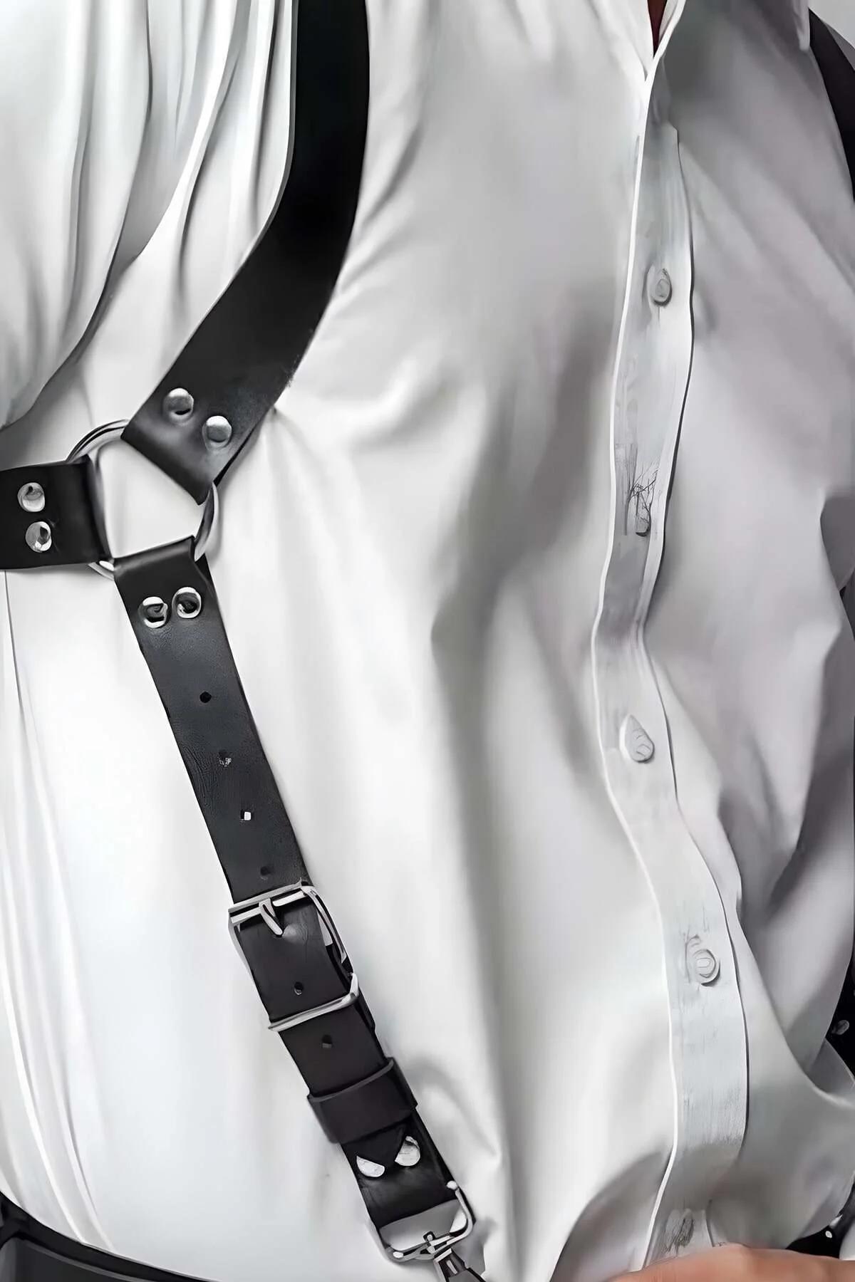 siyah PU vegan deri erkek harness kemer gümüş dikdörtgen toka ve çift sıra perçin detayı