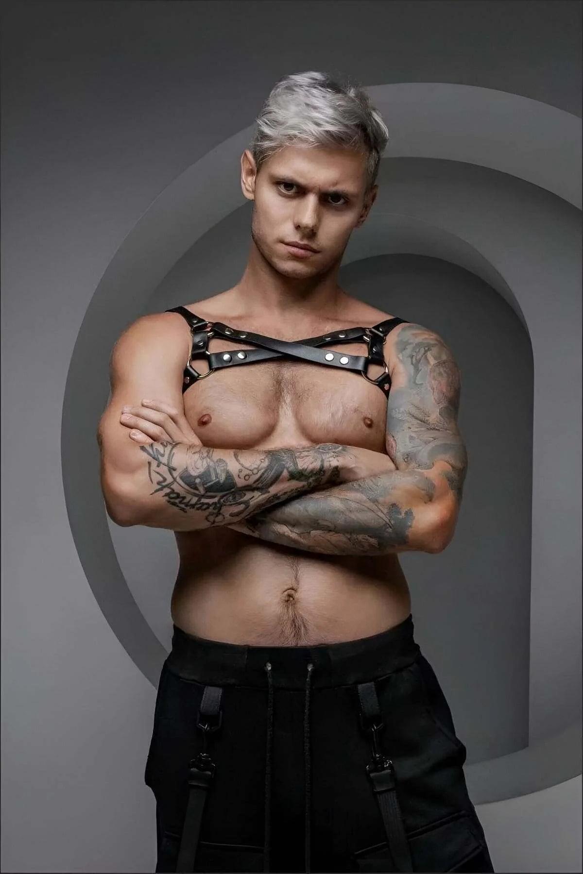 erkek party wear siyah göğüs harness atletik gövde üzerinde yan açı görünümü