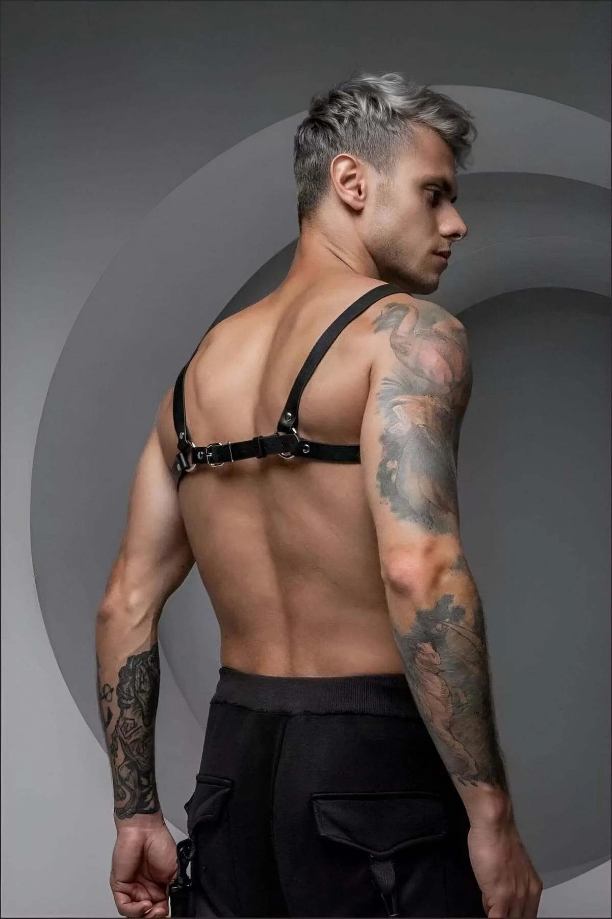 erkek dance wear siyah çapraz harness gümüş O-ring orta detay ön yüz