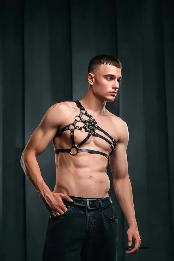 Erkek tek omuz siyah vegan deri harness krom O-halkalı 3 paralel göğüs bandı