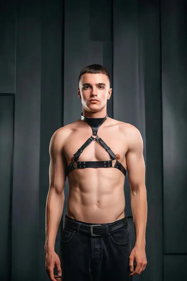 siyah vegan deri boyundan askılı erkek göğüs harness krom metal toka ve D-halkası