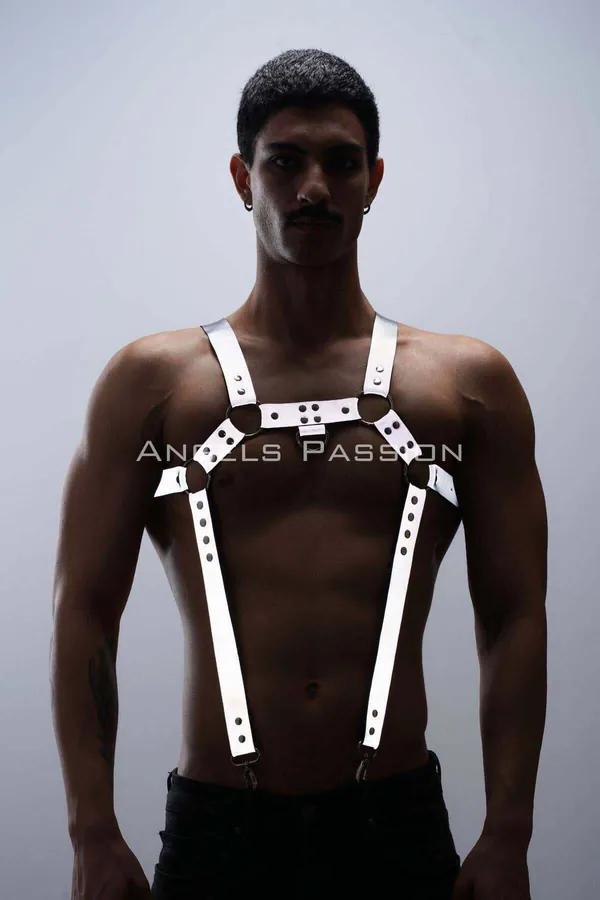 Reflektörlü beyaz PU bant erkek göğüs harness ve pantolon askısı, metal halka ve siyah perçin detayı, clubwear