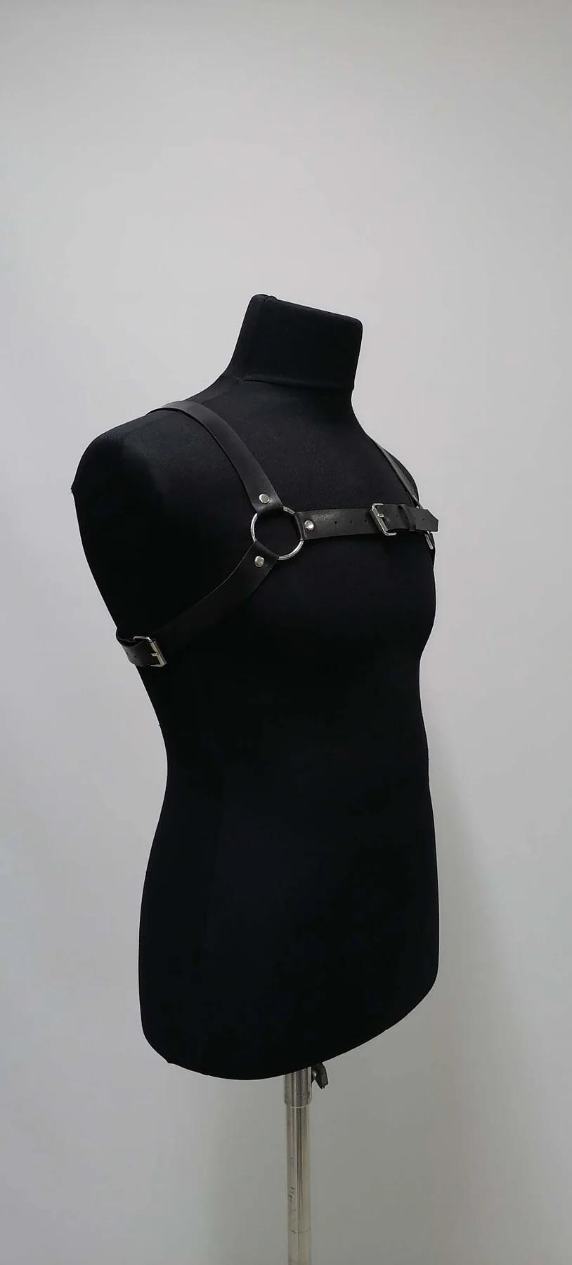 siyah PU deri erkek harness merkez toka yakın çekim gümüş metal detay