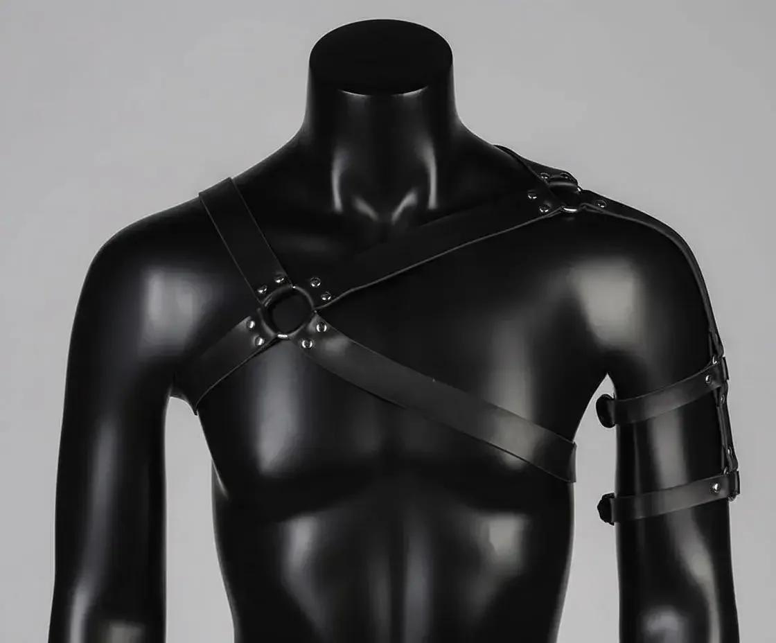 Siyah vegan deri erkek harness yan açı, asimetrik omuz kesim ve bel çevresi kayış