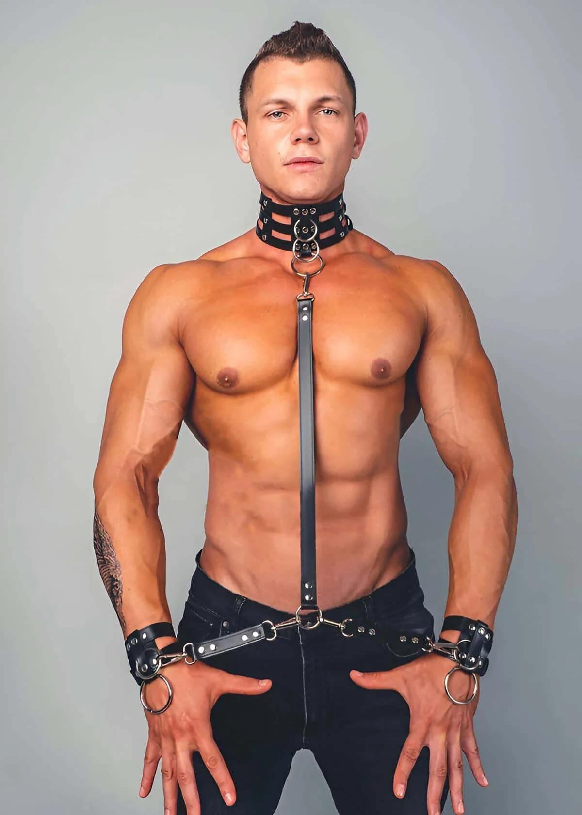 wide 3-band black faux leather collar with central silver O-ring and stud detailing close-up