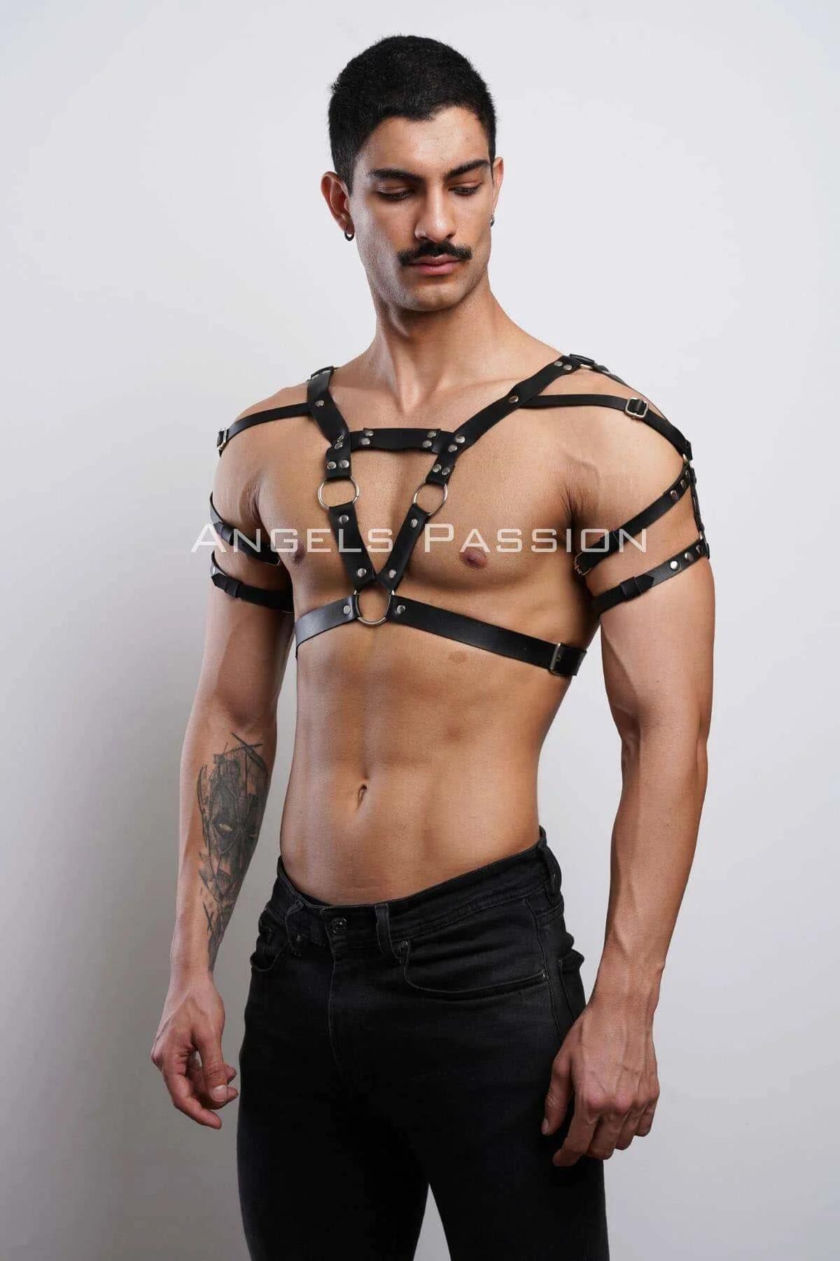 siyah PU deri erkek harness arka görünüm omuz toka ve bant detayı