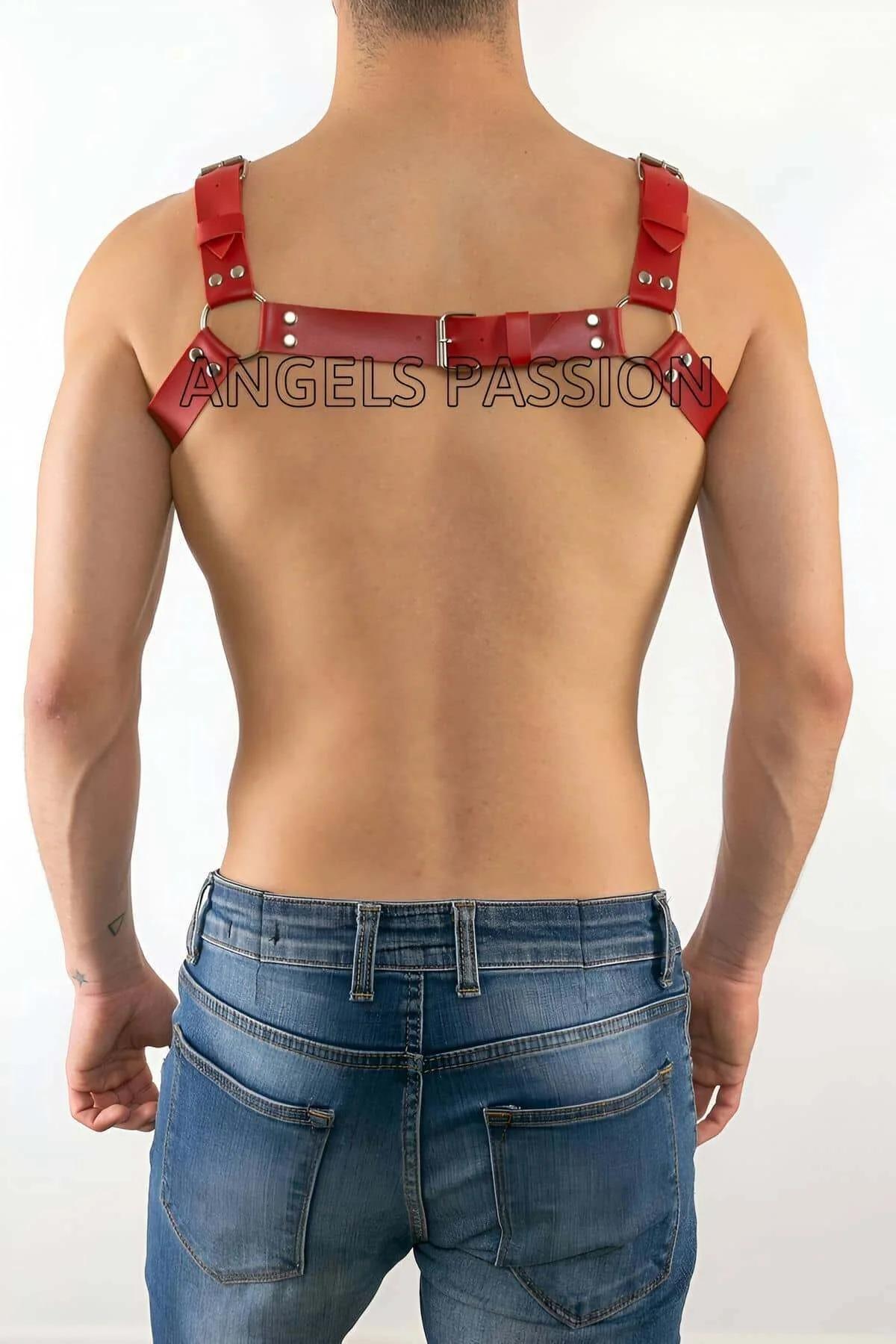 Kırmızı deri erkek harness ön görünüm gümüş metal O-halka detayı