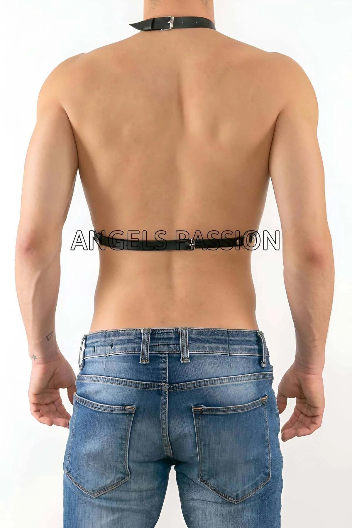 Siyah suni deri erkek harness boyun bandı gümüş perçin detayı yakın çekim