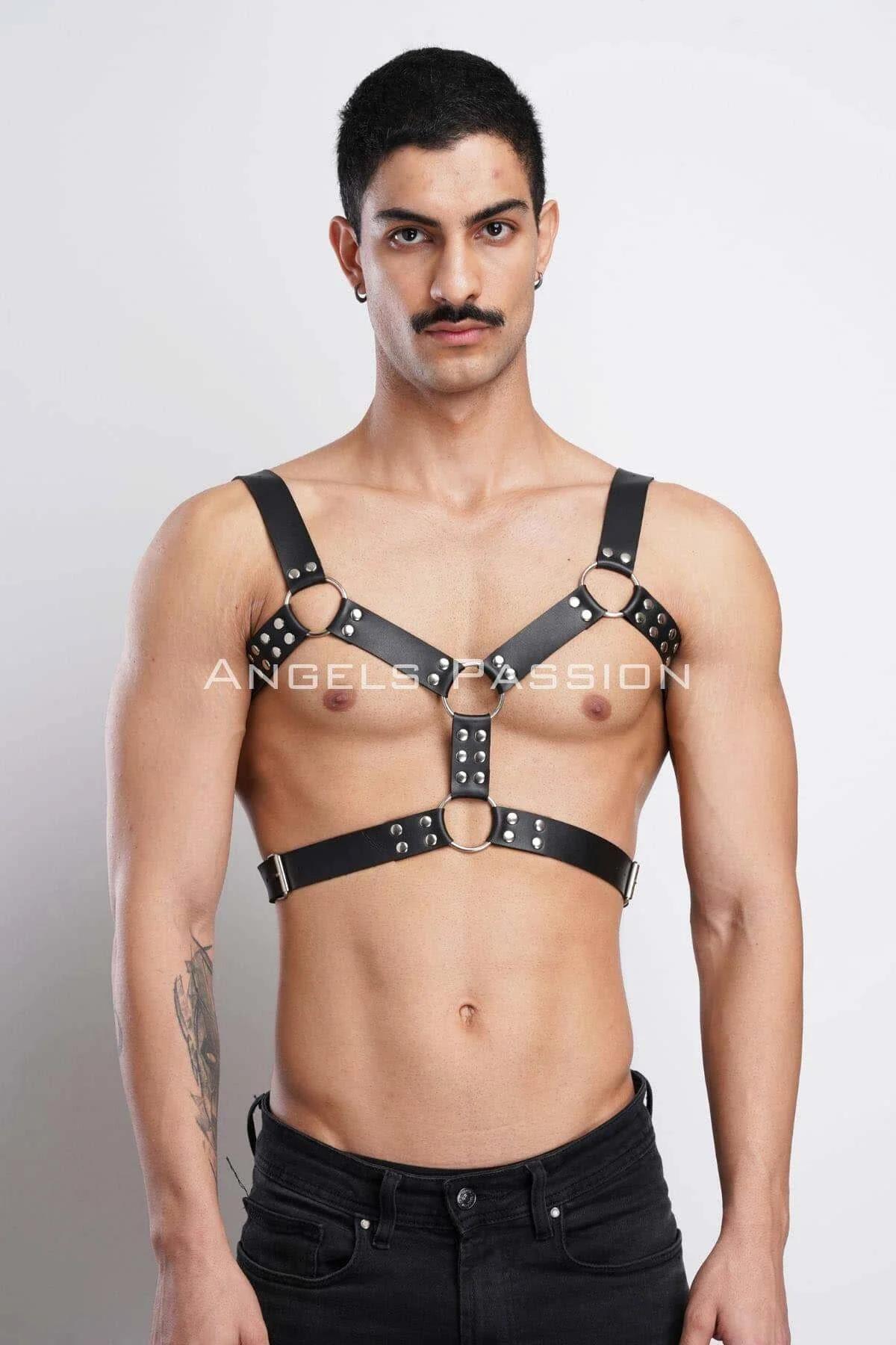 triple O-ring detail on black studded mens chest harness center vertical strip