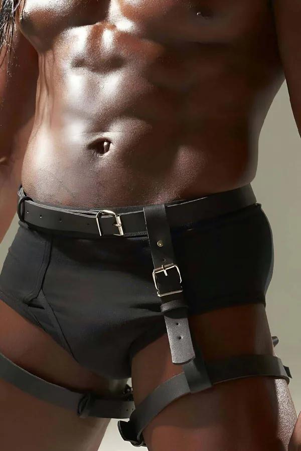 Siyah vegan deri bel ve uyluk erkek harness, gümüş metal tokalı ayarlanabilir kayışlar, siyah boxer üzerinde