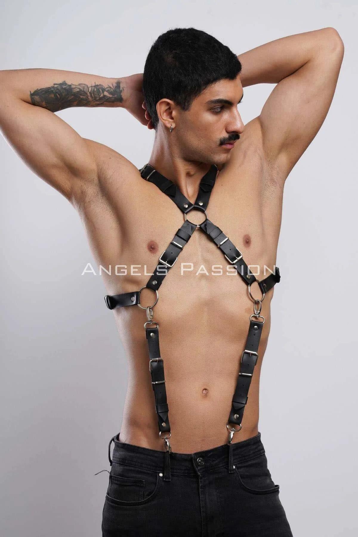 Siyah PU deri erkek harness altın toka detayı ve göğüs merkezi O-halkası yakın plan