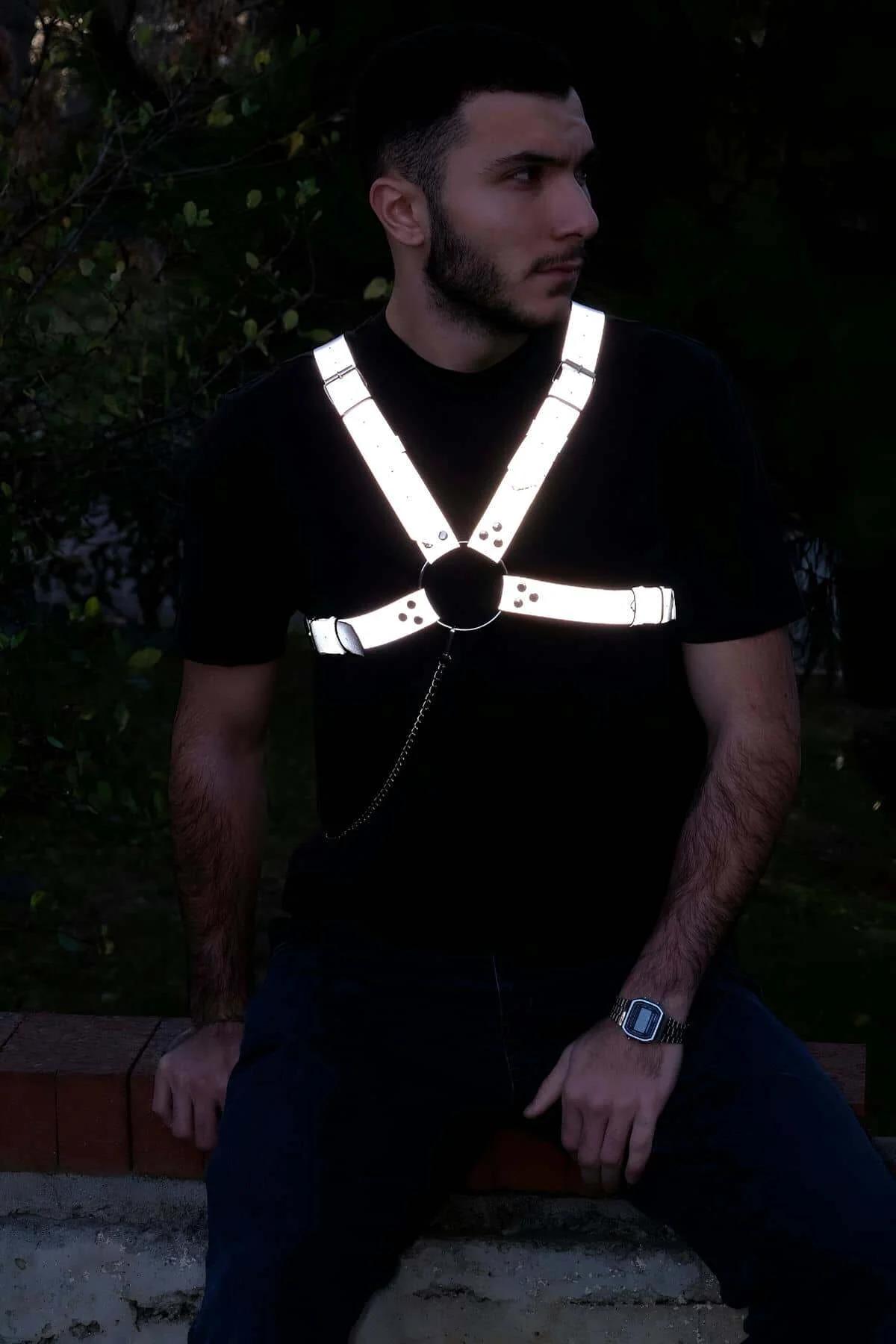 Erkek göğüs harnessi ön görünüm, siyah metal O-ring merkez ve sarkık zincir aksanı