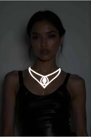 Reflective geometric choker necklace with central drop pendant on a model