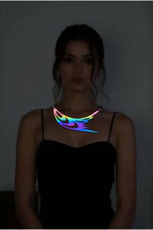 Iridescent flame-shaped choker necklace with reflective detailing