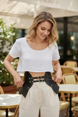 Çift tokalı siyah suni deri korse bel aksesuarı, beyaz crop top ve bej pantolonla kombinlenmiş şekilde