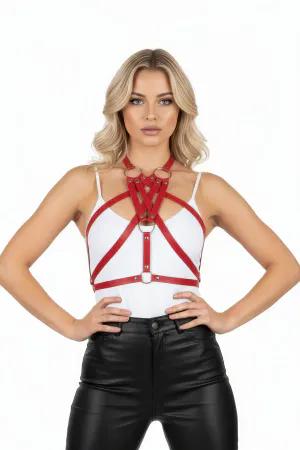 Kırmızı suni deri kadın vücut harness aksesuarı, önden görünüm, ayarlanabilir kayış detayları