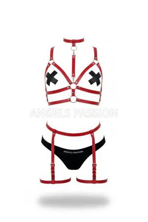 Kırmızı ve beyaz jartiyer harness takımı, metal halka detaylı, boyunluklu, bel ceketiyle tamamlanmış