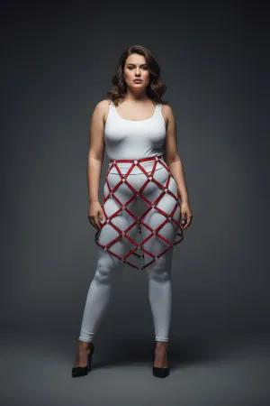 Kırmızı Suni Deri Kafes Örgü Etek Harness Kadın Beyaz Kombin
