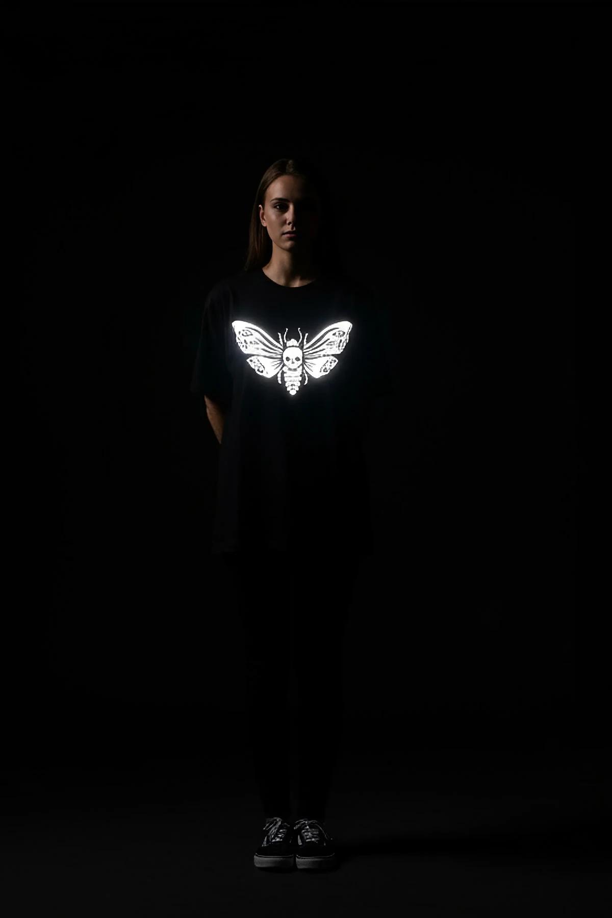 reflektörlü siyah oversize tişört retroreflektif kelebek kurukafa baskılı karanlıkta parlayan pamuk