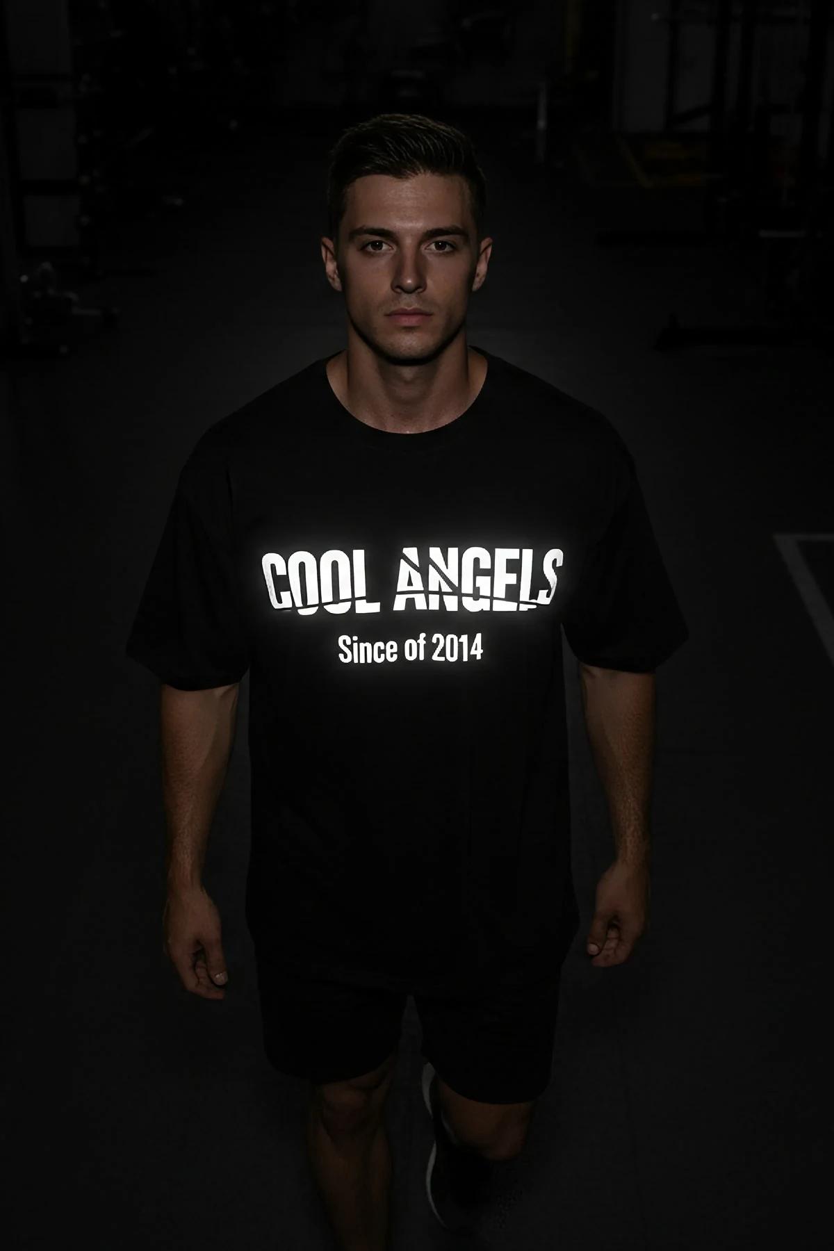 reflektörlü siyah oversize tişört ön baskılı gece parlayan COOL ANGELS yazı baskısı erkek sokak stili