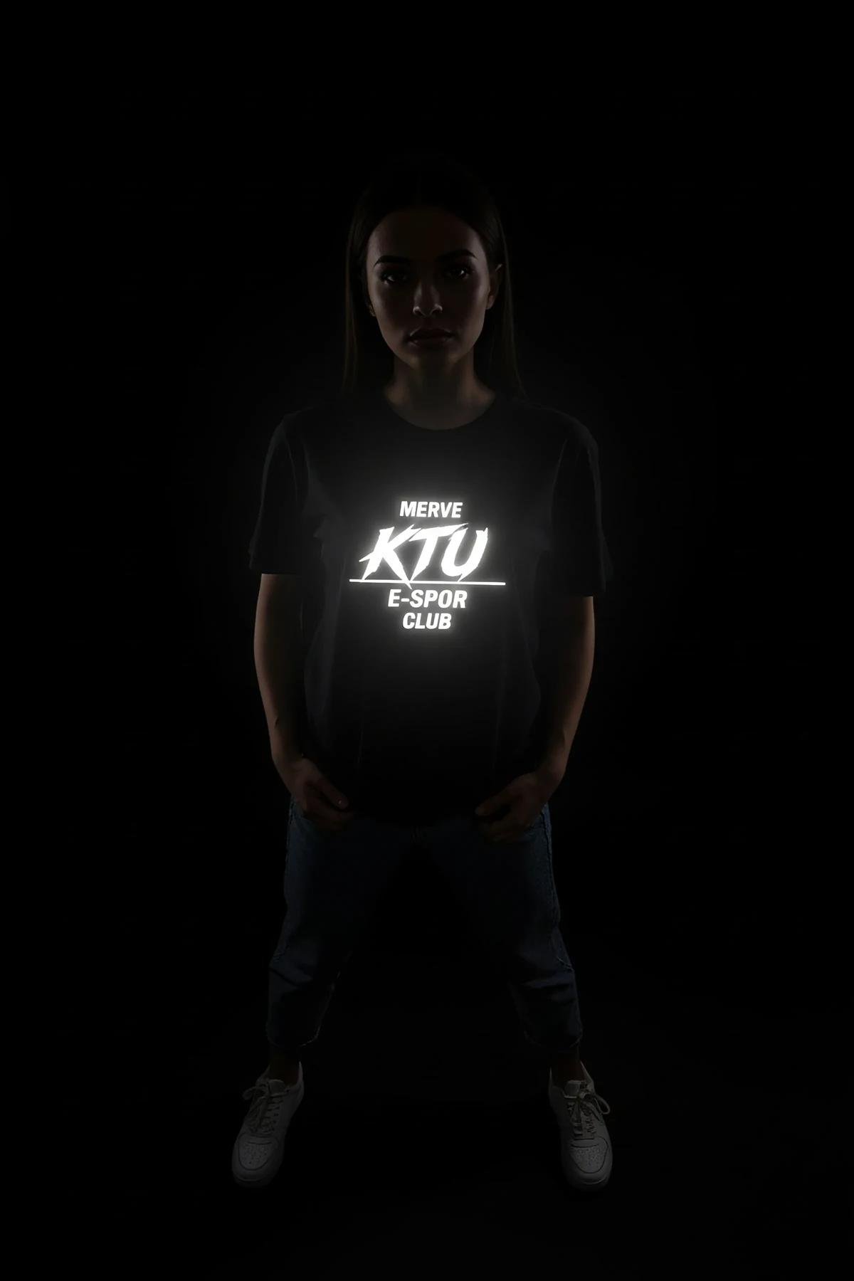 siyah reflektör baskılı tişört KTU E-Spor Club yazısı parlayan unisex model