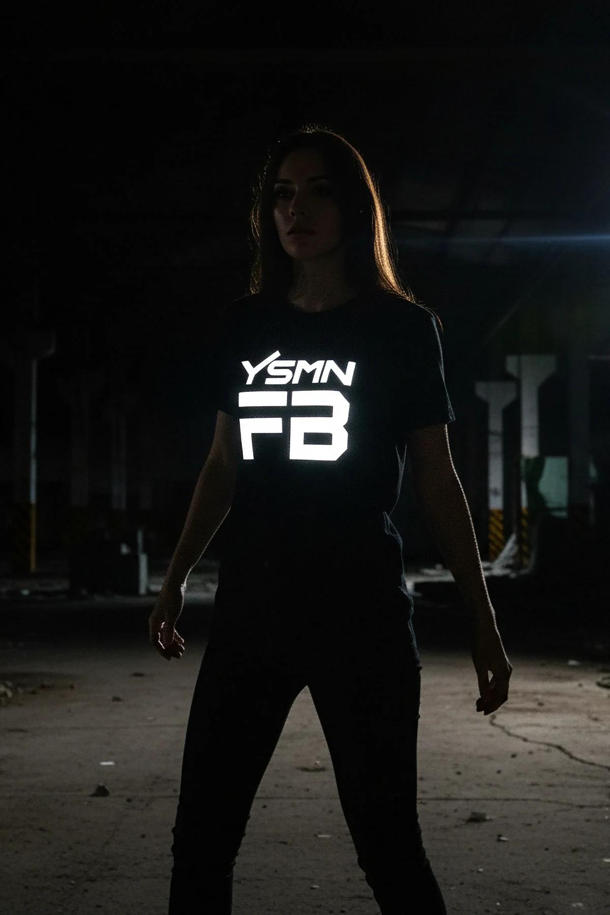 Reflektörlü siyah oversize tişört YSMN FB ön baskılı, karanlık ortamda parlayan beyaz baskı detayı