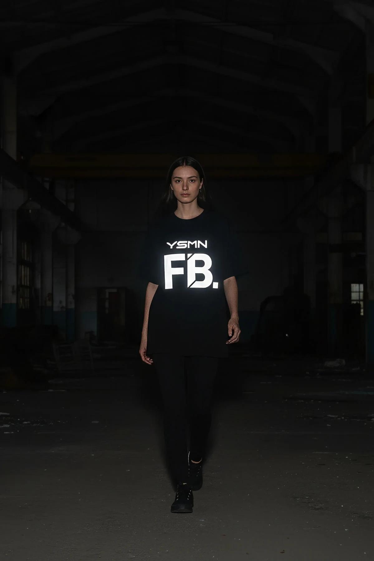 Reflektörlü siyah oversize tişört YSMN FB ön baskılı, karanlık ortamda parlayan beyaz baskı detayı