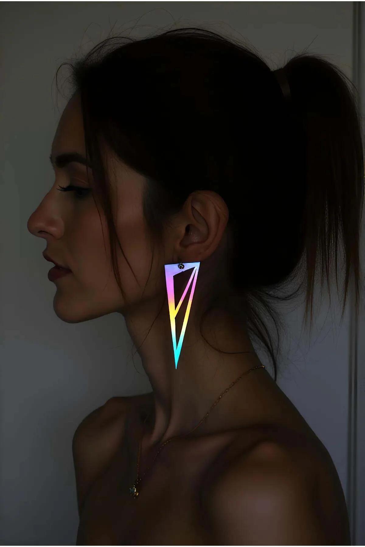 Holografik reflektörlü lazer kesim üçgen küpe gökkuşağı renk geçişli akrilik çerçeve yan profil