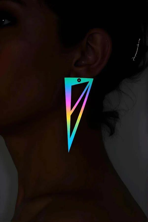 Holografik reflektörlü lazer kesim üçgen küpe gökkuşağı renk geçişli akrilik çerçeve yan profil