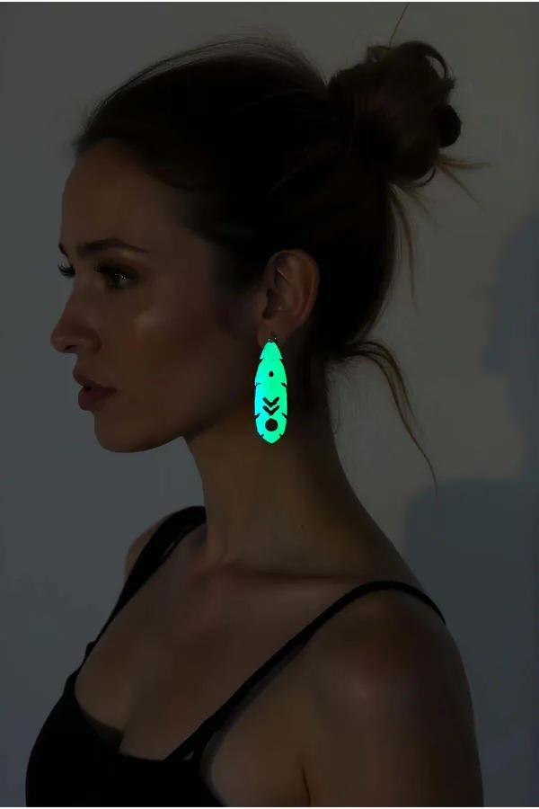 karanlıkta parlayan neon yeşil tribal desenli damla boho küpe, chevron lazer kesim motifli
