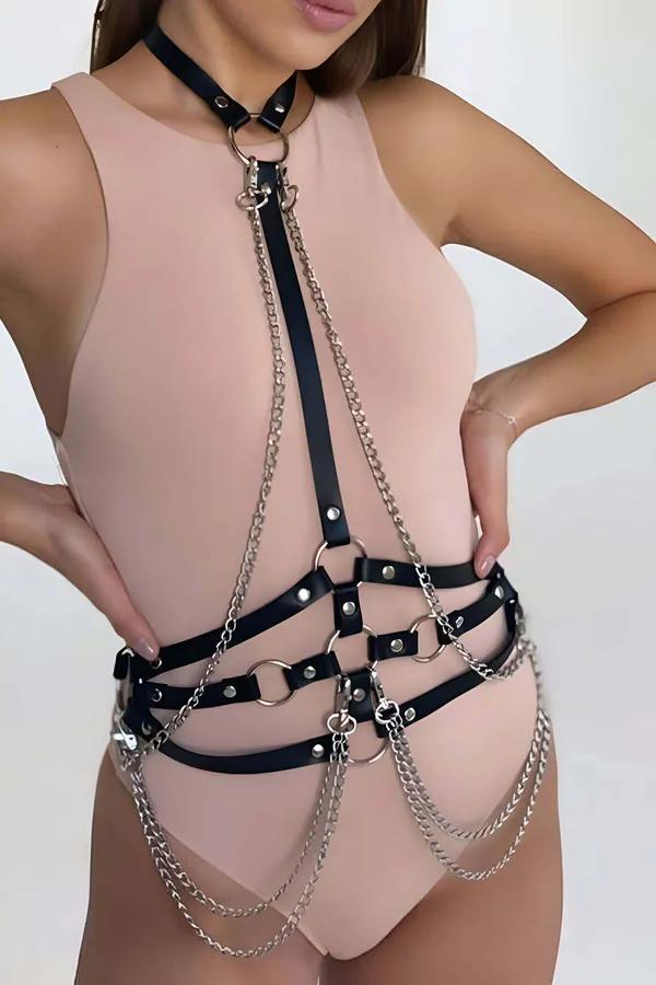 siyah vegan deri harness gümüş zincir detaylı göğüs ve bel hattını çerçeveleyen vücut aksesuarı