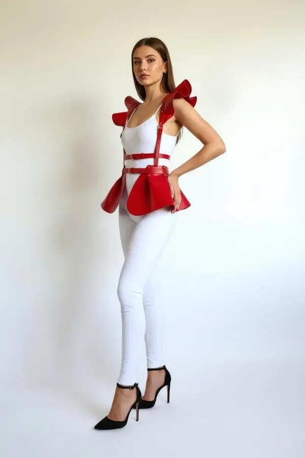 kırmızı suni deri peplum harness omuz fırfırlı ve bel tokalı, beyaz pantolon üstüne kombine