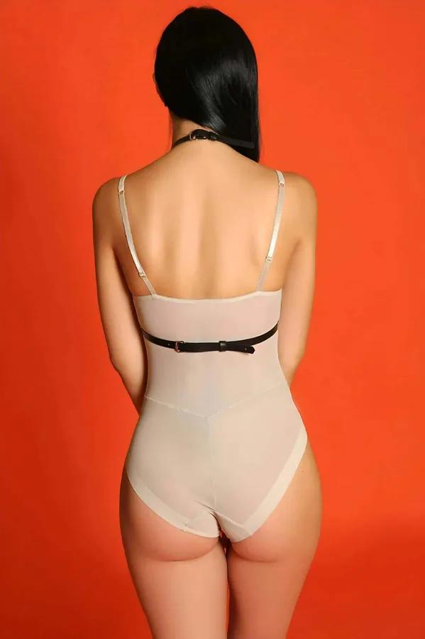 siyah vegan deri göğüs harness altın perçinli kafes tasarım beige body üstünde