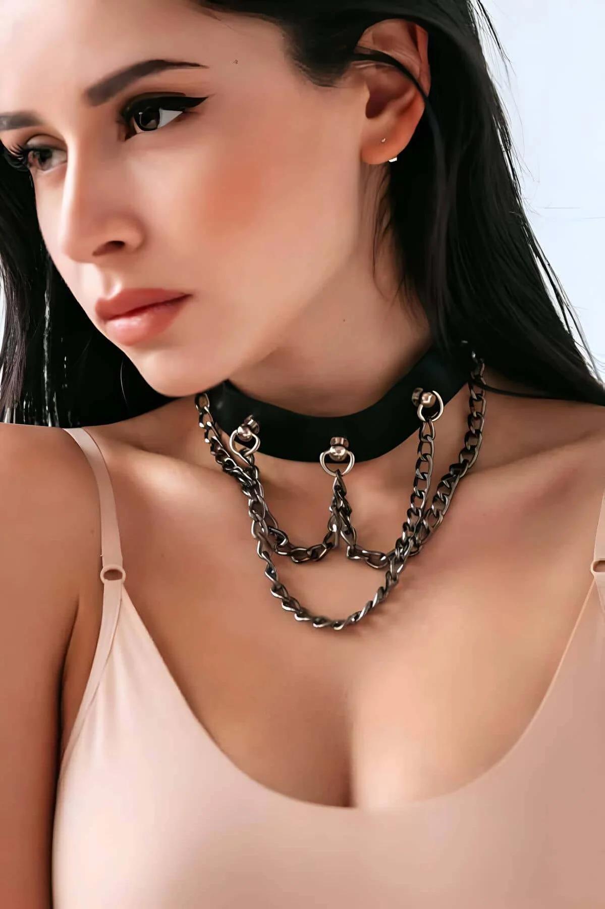 Zincirli siyah vegan deri choker, üç sıra gunmetal zincir ve D-halka detayı, boyunda modelde