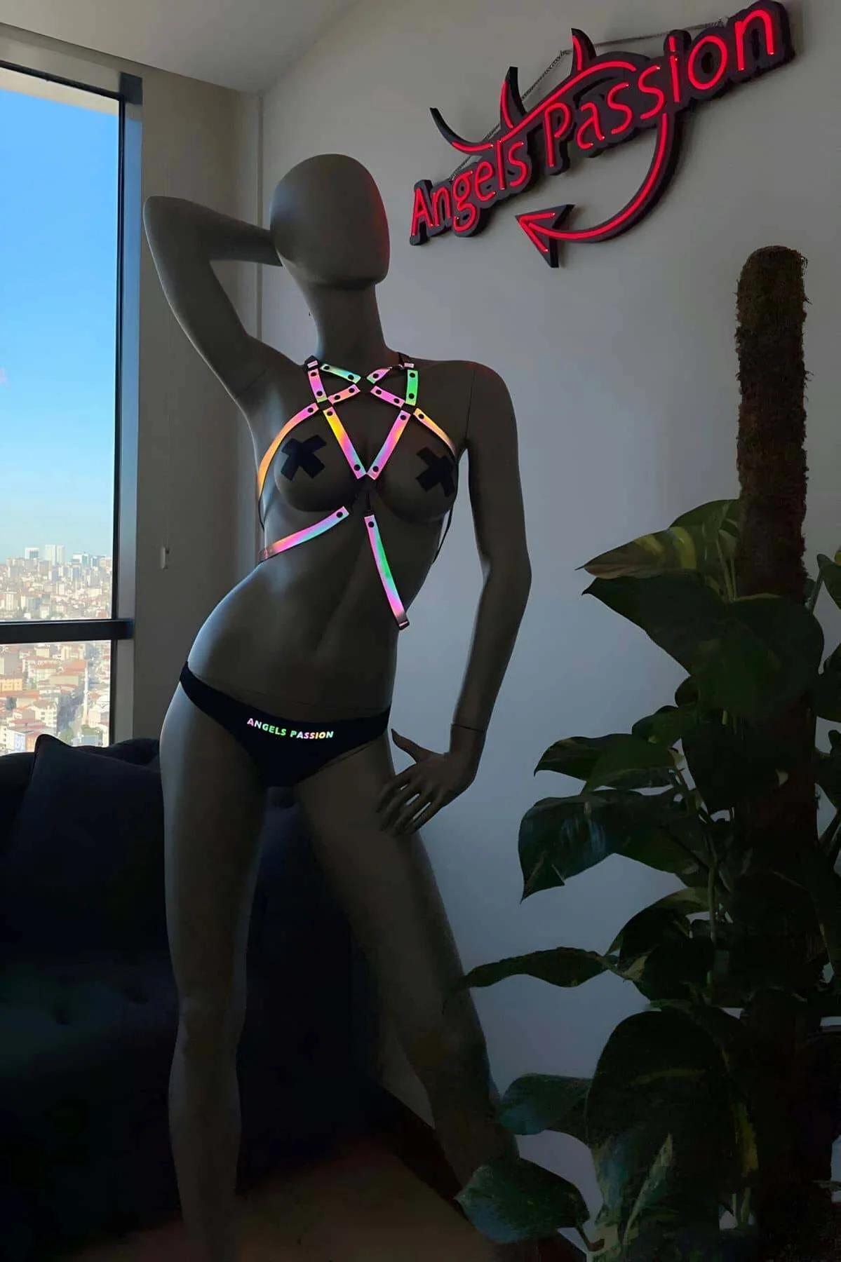 Holografik reflektörlü göğüs harnessi manken üzerinde çapraz X bantlı irizasyonlu tasarım gümüş metal O-ring
