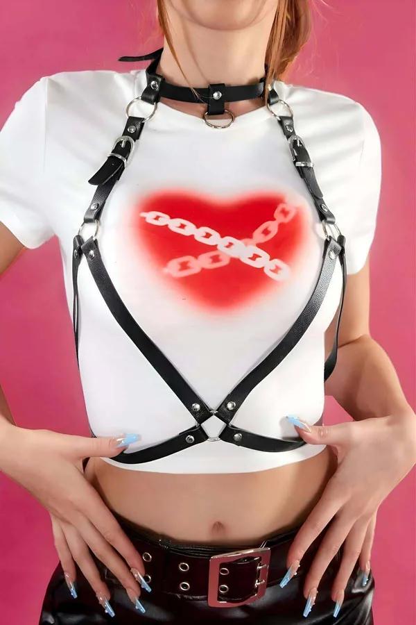 Siyah vegan deri choker bağlantılı göğüs harness kemeri, gümüş O-halkalar ve çapraz şerit, beyaz crop top üzerinde