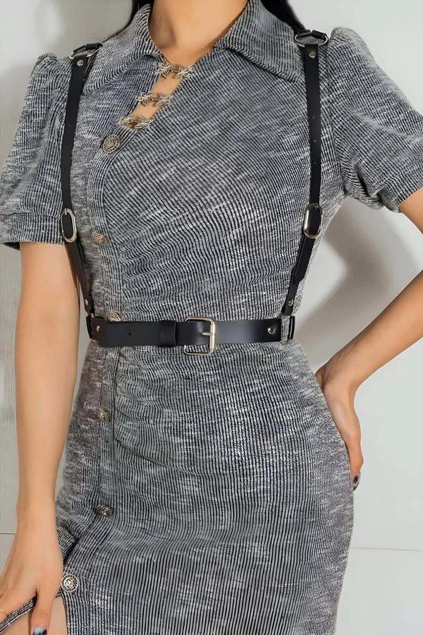 Siyah vegan deri bel kemeri harness üçgen detaylı gümüş metal toka giysi üzeri elbise kombini