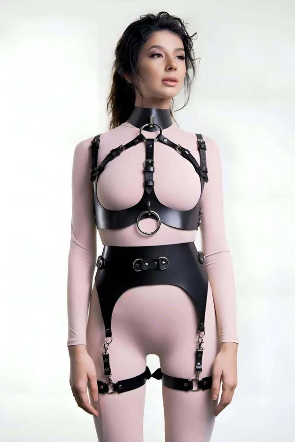 siyah vegan deri göğsü açık harness takım boyun yakası O-halka jartiyer bantlı gümüş toka