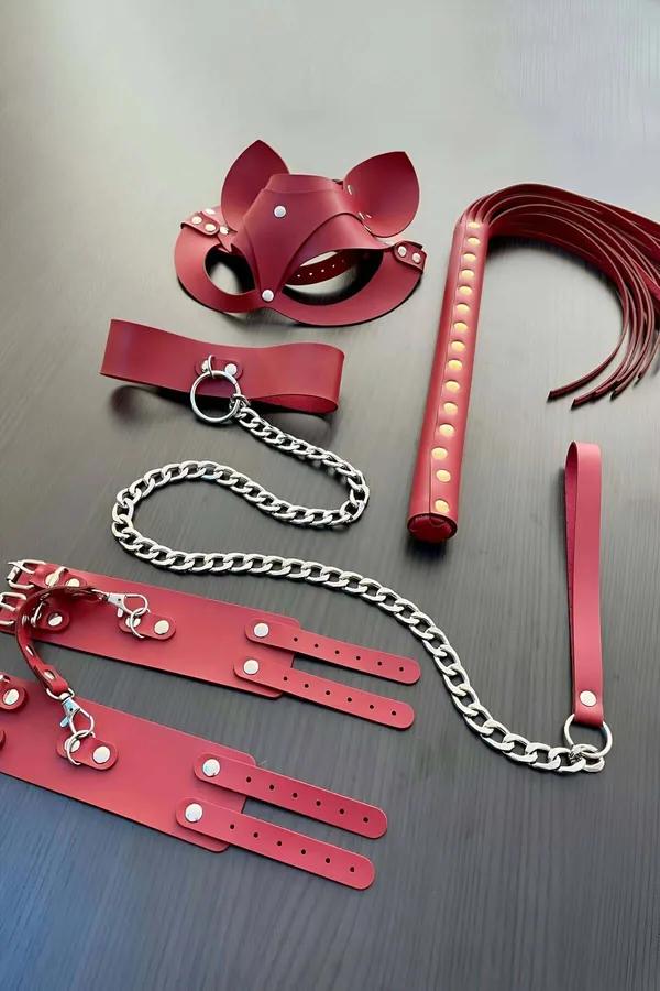 kırmızı suni deri kedi maske kırbaç kelepçe tasma 4 parça fantezi set gümüş metal zincir