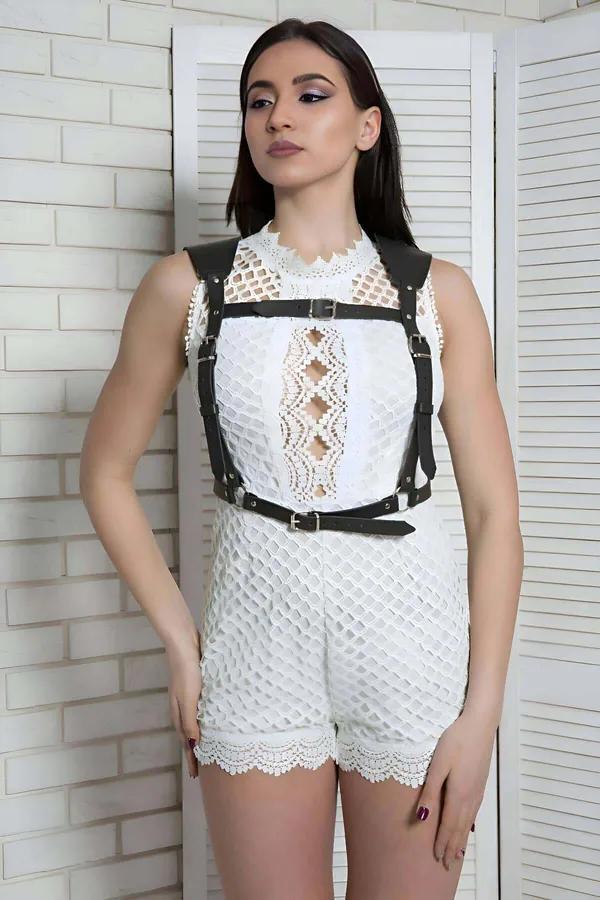 siyah vegan deri göğüs harness çapraz sırt kayışları gümüş metal tokalar kıyafet üzeri
