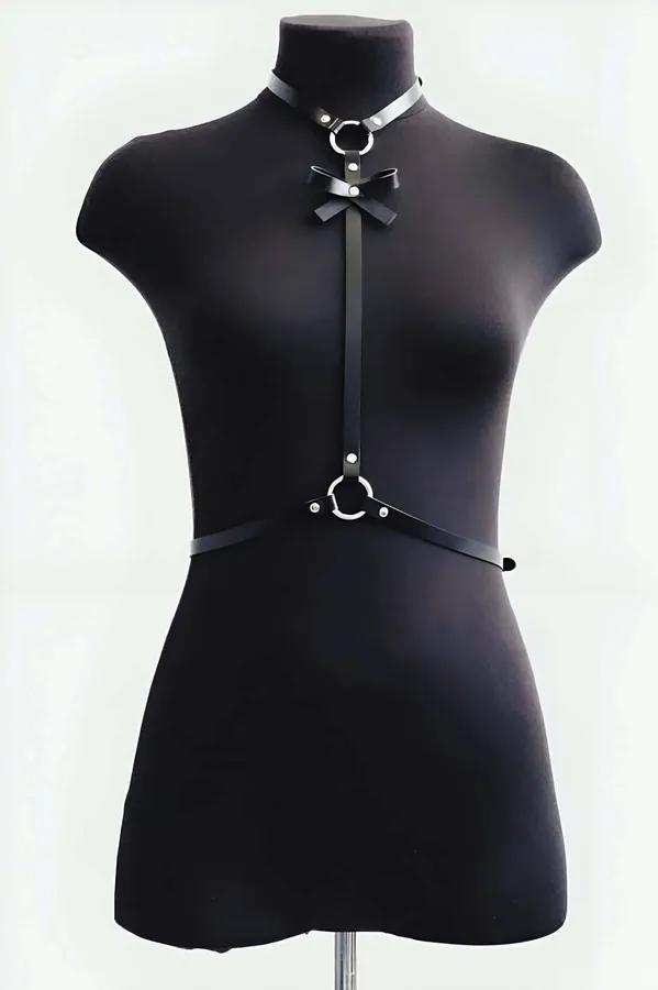 Fiyonk detaylı siyah suni deri boyun bel harness, gümüş O-halka ve perçin tokalar, ince strap