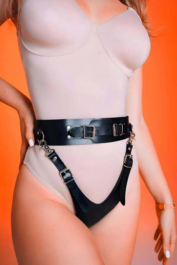 siyah vegan deri bel kemerli külot harness krom toka ve D-halka detayı ön görünüm