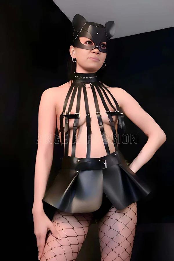 Siyah vegan deri dikey kayışlı body harness mini etek ve kedi maskesi 3 parçalı set gümüş metal toka detaylı